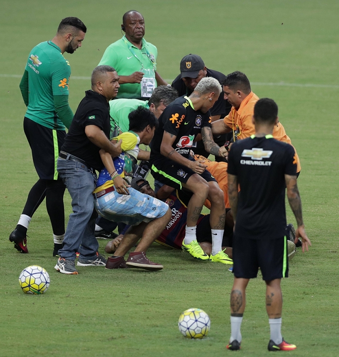 Brazil national team practice Rampaging man tackles Neymar Neymar  BRA , SEPTEMBER 3, 2016   Football   Soccer : Neymar of Brazil is tackled by a pitch invader during the training session at Arena Amazonia in Manaus, Brazil.  Photo by AFLO 