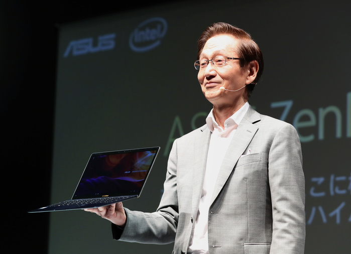 ASUS Announces Thin Notebook PC Powered by 7th Generation Core September 28, 2016, Tokyo, Japan   World s fourth largest computer maker ASUSTek Computer of Taiwan chairman Jonney Shih introduces the new notebook computer Zenbook 3 in Tokyo on Wednesday, September 28, 2016. The new unltra thin and ultra light notebook computer, 3.5mm in thickness and weighing of 910g, equipped with Intel s Core i7 or Core i5 processor on its CPU, will go on sale end of this month .    Photo by Yoshio Tsunoda AFLO  LWX  ytd 