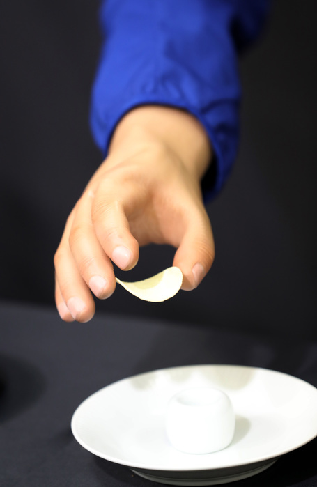 Reproduces delicate hand movements Keio University develops robotic arm September 29, 2016, Kawasaki, Japan   Newly developed robot hand GP Arm  General Purpose Arm , developed by Keio University s assistant professor Takahiro Nozaki, grips a bread roll and a potato chip during a demonstration at his laboratory in Kawasaki, suburban Tokyo on Thursday, September 29, 2016. Operator can feel touch of sense through the robot hand and do precision work with fingers.    Photo by Yoshio Tsunoda AFLO  LWX  ytd 