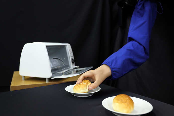 Reproduces delicate hand movements Keio University develops robotic arm September 29, 2016, Kawasaki, Japan   Newly developed robot hand GP Arm  General Purpose Arm , developed by Keio University s assistant professor Takahiro Nozaki, grips a bread roll and a potato chip during a demonstration at his laboratory in Kawasaki, suburban Tokyo on Thursday, September 29, 2016. Operator can feel touch of sense through the robot hand and do precision work with fingers.    Photo by Yoshio Tsunoda AFLO  LWX  ytd 
