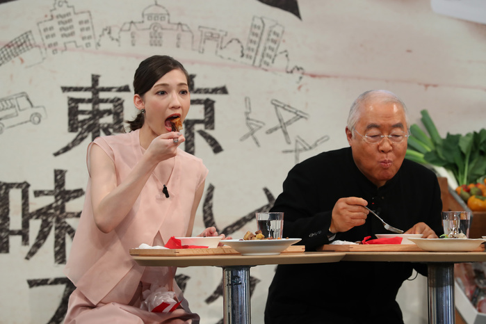  Caution Tokyo Taste Festa Promoting Tokyo s diverse attractions October 6, 2016, Tokyo, Japan   Japanese actress Maiko and food expert Yukio Hattori eat stew served by French restaurant chef Kiyomi Mikuni at the promotional event of the  Taste of Tokyo  in Tokyo on Thursday, October 6, 2016. The Taste of Tokyo is an gastronomy event using Tokyo s agriculture products at Marunouchi area through October 9.    Photo by Yoshio Tsunoda AFLO  LWX  ytd 