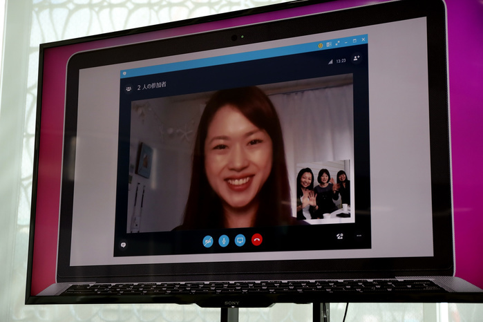 Online Meeting OK with Bare Face Shiseido s automatic make up application October 7, 2016, Tokyo, Japan   Japanese cosmetics giant Shiseido employee demonstrates ad on software for  Skype for Business  which can modify skin tone and to put make up on the user s face at Shiseido s headquarters in Tokyo on Friday, October 7, 2016. Shiseido and Microsoft Japan developed the make up simulation software for video conference users or teleworkers and will start trial service soon.    Photo by Yoshio Tsunoda AFLO  LWX  ytd 