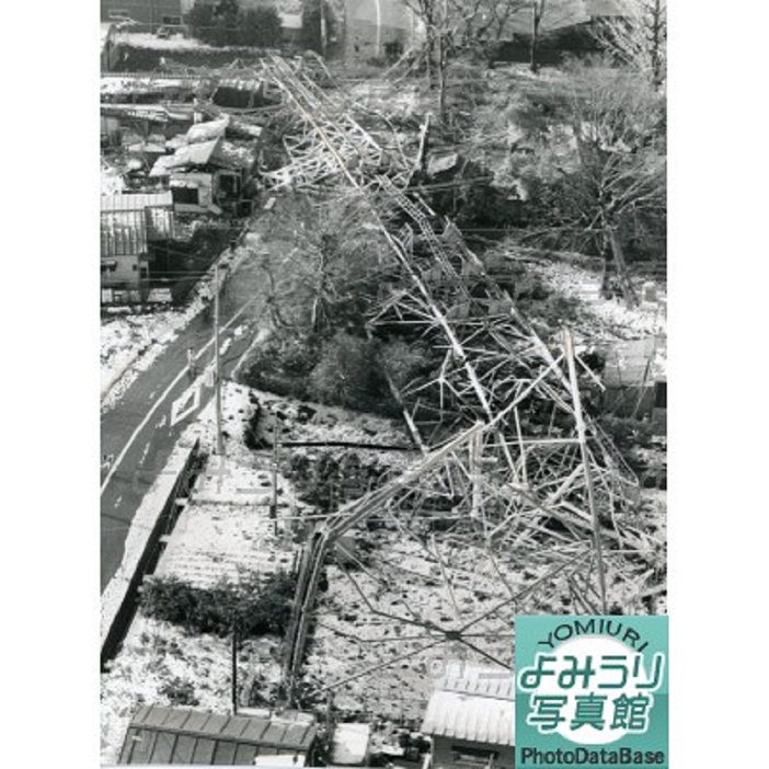 Heavy snowfall in the Tokyo metropolitan area High voltage tower toppled by the weight of snow in Atsugi, Kanagawa Prefecture A high voltage steel tower toppled by the weight of snow after heavy snowfall in the Tokyo metropolitan area. Taken March 24, 1986, in Atsugi City, Kanagawa Prefecture.  Paper burned input. Please reconfirm facts before use.