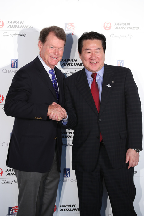 First U.S. Senior Tour event in Japan JAL Championship  in September 2005 October 18, 2016, Tokyo, Japan   US golf  legend Tom Watson  L  shakes hands with Japan Airlines president Yoshiharu Ueki as they announced a PGA TOUR tournament will be held in Japan next year at a press conference in Tokyo on Tuesday, October 18, 2016. The Japan Airlines championship, the first ever PGA TOUR sanctioned event will be played at the Narita Golf Club, suburban Tokyo in September 2107.    Photo by Yoshio Tsunoda AFLO  LWX  ytd 