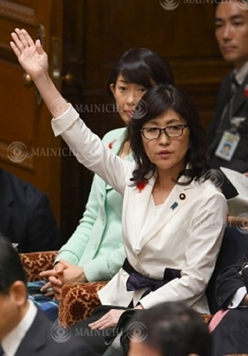 Defense Minister Inada raises his hand at the Budget Committee of the House of Representatives Defense Minister Tomomi Inada raises her hand at the Budget Committee of the House of Representatives in the Diet on October 3, 2016 at 9:31 a.m. Photo by Masahiro Kawada