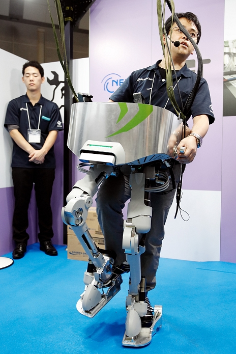 Japan Robot Week Specialized exhibition for robot related technologies An exhibitor gives a demonstration of NEDO s robotic legs MS 04 for heavy work at Japan Robot Week 2016 in Tokyo Big Sight on October 20, 2016, Tokyo, Japan. Japan Robot Week is a trade show focusing on service robots and the latest technologies and components. 7th Robot Award ceremony and exhibitions will be held at the event which runs from October 19 21.  Photo by Rodrigo Reyes Marin AFLO 