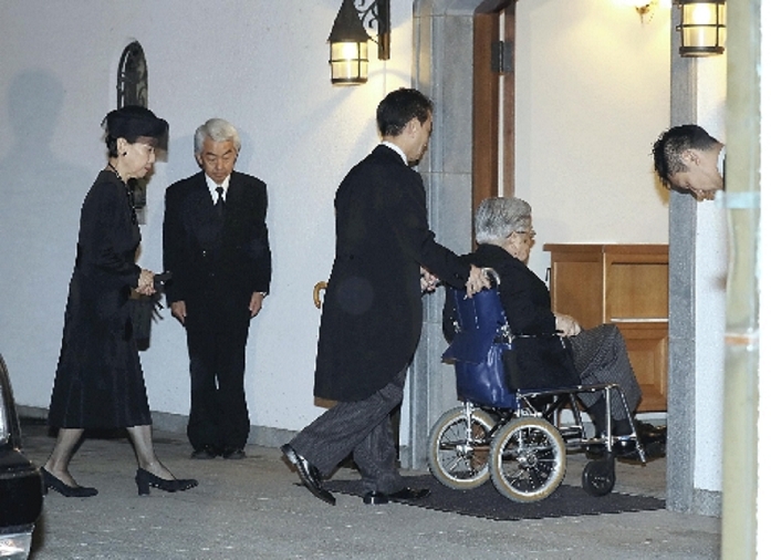 Prince Takahito of Mikasa passes away. Farewell by members of the Imperial Family Prince and Princess Hitachinomiya enter the residence of Prince Mikasa for the  farewell address  at 5:06 p.m. on August 28 at the Akasaka Imperial Palace in Minato ku, Tokyo  representative photo   Nikkei .