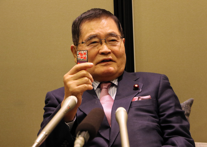 Shizuka Kamei Goes to the U.S. Requested a meeting with Mr. Trump November 6, 2016, Tokyo, Japan   Japanese lawmaker Shizuka Kamei shows a Japanese playing card for the trump at a press conference as he leaves to the United States to meet with U.S. presidential candidate Donald Trump at the Haneda airport in Tokyo on Sunday, November 6, 2016. Kamei is expecting to meet with Trump in New York on November 7.   Photo by Yoshio Tsunoda AFLO  LWX  ytd 