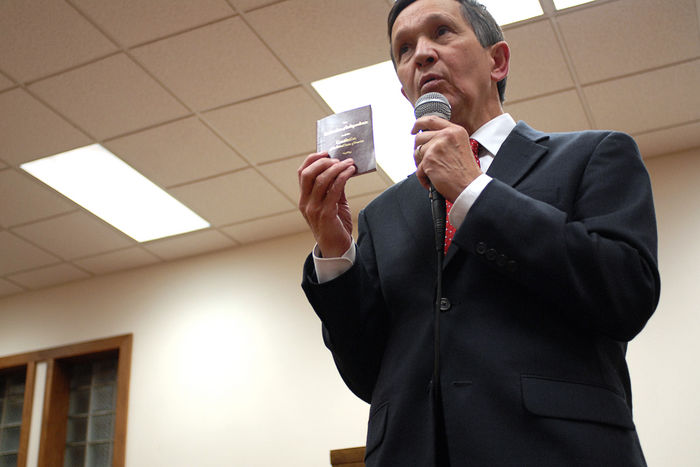Dennis Kucinich Campaigning  Through Iowa            Dennis Kucinich,  November 12, 2007   News :  Congressman and Presidential hopeful Dennis Kucinich holds up a copy of the United States Constitution as he speaks at the Cedar Rapids Islamic Center on November 12, 2007 in Cedar Rapids, Iowa. Kucinich spoke about Middle Eastern issues, specifically about the Israeli   Palestinian crisis and his past visits to the region.     Photo by Aurora Photos AFLO   2980 