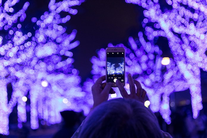 Blue Cave  Returns to Shibuya Crowded with visitors A woman takes pictures to the blue LED lights during the Blue Grotto Illumination event in Shibuya on November 22, 2016, Tokyo, Japan. There are about 5,500 blue LED lights lighting up the 750 meters from Yoyogi Park to Shibuya Park Street until January 9, 2017. Tokyo s illuminations are popular date spots for couples after work during the Christmas season.  Photo by Rodrigo Reyes Marin AFLO 