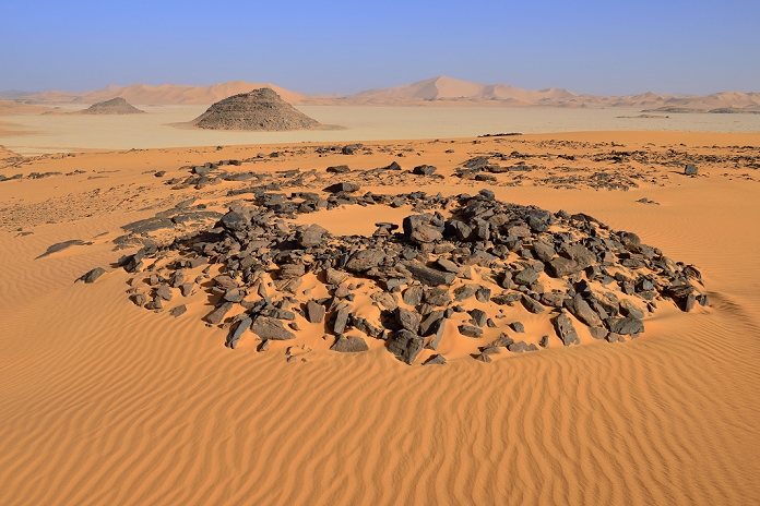 Tumulus burial mound in the sanddunes of Oued In Djerane, Tadrart, Tassili n foothills Ajjer National Park, Unesco World Heritage Site, Algeria, Sahara desert, North Africa North Africa, Africa
