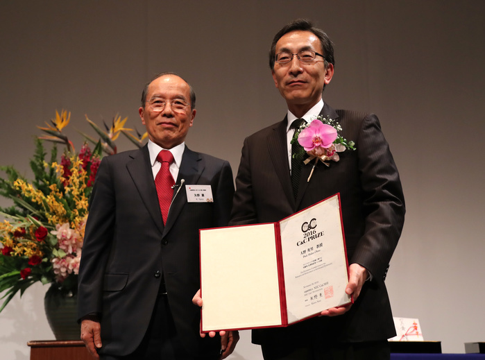 2016  C C Prize . Awarded to Tohoku University Professor Ohno and others November 30, 2016, Tokyo, Japan   Japan s Tohoku University professor Hideo Ohno  R  receives Japanese electronics giant NEC s C C Prize from former NEC president Kaoru Yano in Tokyo on Wednesday, November 30, 2016. Ohno have developed the spintronics technology to apply the new types of integrated circuit, power saving spintronic logic integrated circuits enabling to maintain non volatile operation when processing and storing data while its power is off, enabling electronic devices to start instantly and consume zero electricity while in standby mode.    Photo by Yoshio Tsunoda AFLO  LWX  ytd 