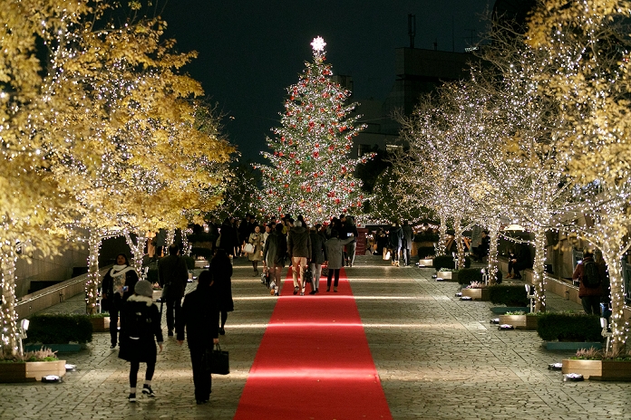 Christmas Mode in Tokyo Illumination in Ebisu Visitors gather at Ebisu Garden Place on November 30, 2016, Tokyo, Japan. The Baccarat Eternal Lights is an annual winter illumination display held at Tokyo s Ebisu Garden Place, where about 100,000 lights illuminate the outdoor plaza for the Christmas season. The Baccarat Crystal Chandelier is 8.4 meters tall and 4.6 meters wide, adorned with over 26,471 crystal pieces and 410 lights. It is a special display to celebrate Baccarat s 250th anniversary.  Photo by Rodrigo Reyes Marin AFLO 