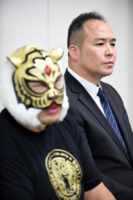 Tiger Mask Movement Naoto Date  announces his true face Seigo Kawamura  right  gazes into the distance. On the left is the first Tiger Mask   December 7, 2016  photo date 20161207  location Korakuen Hall