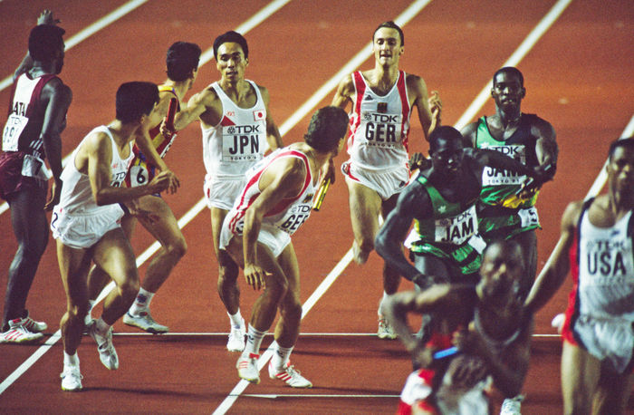 (L to R)
Yoshihiko Saito, Susumu Takano (JPN), Susumu Takano of Japan
AUGUST 31, 1991 - Athletics : Susumu Takano of Japan passes the button to Yoshihiko Saito during the Men's 4x400m relay semifinal at the 1991 IAAF World Championships in Athletics at National Stadium in Tokyo, Japan.
(Photo by AFLO) [2315].