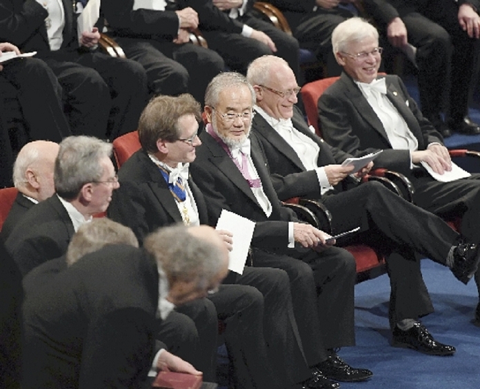 Nobel Prize 2016. Award ceremony in Stockholm  Yoshinori Osumi, professor emeritus at Tokyo Institute of Technology, speaks with other Nobel laureates at the Nobel Prize ceremony  center, at 4:58 p.m. on April 10 at the Concert Hall in Stockholm .