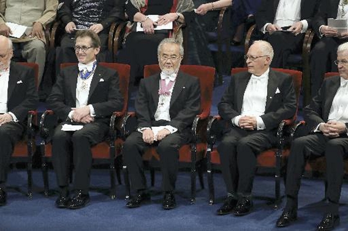 Nobel Prize 2016. Award ceremony in Stockholm  Yoshinori Osumi  center  enters the Nobel Prize ceremony venue and takes his seat  4:35 p.m., Stockholm, October 10 .