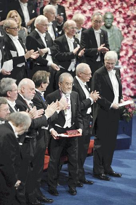 Nobel Prize 2016. Award ceremony in Stockholm  Yoshinori Osumi, Professor Emeritus of Tokyo Institute of Technology, receiving the medal and certificate for the Prize in Physiology or Medicine at the Nobel Prize ceremony at the Concert Hall in Stockholm at 5:15 p.m. on October 10  representative photo .