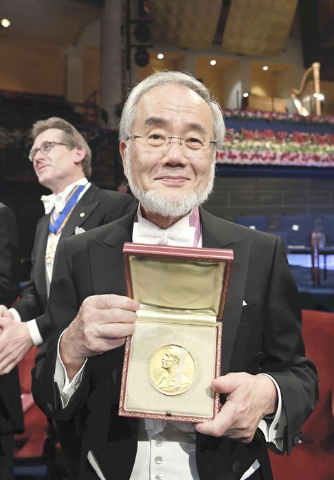 Nobel Prize 2016. Award ceremony in Stockholm  Yoshinori Osumi, Professor Emeritus of Tokyo Institute of Technology, holds the medal for the Nobel Prize in Physiology or Medicine after the Nobel Prize ceremony  5:53 p.m., Stockholm, October 10, 2010 .