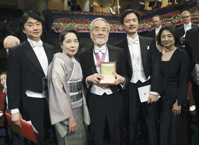 Nobel Prize 2016. Award ceremony in Stockholm  Dr. Yoshinori Osumi, Professor Emeritus of Tokyo Institute of Technology, poses for a photo with his medal after the Nobel Prize ceremony. His wife, Mariko, is second from the left. 5:54 p.m., October 10, Stockholm  Representative photo by Jiji 