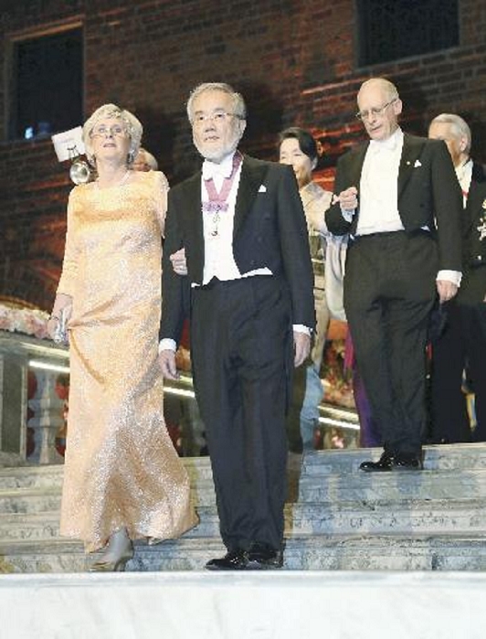 Nobel Prize 2016. Dinner in Stockholm Yoshinori Osumi, professor emeritus at Tokyo Institute of Technology  second from left , makes his entrance at the dinner party following the Nobel Prize award ceremony at 7:15 p.m. on October 10 in Stockholm  Representative photo by Jiji Press .