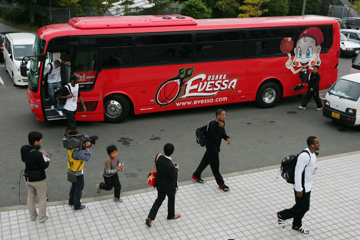 Osaka Evessa Team Bus, 
OCTOBER 30, 2007 - Basketball : 
bj-league 
Match between Rizing Fukuoka 71-91 Osaka Evessa 
at Accion Fukuoka, Fukuoka, Japan. 
 (Photo by AFLO SPORT/bj-league) [1045]