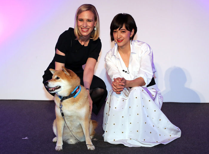 COO of Instagram visited Japan for an event in Tokyo December 13, 2016, Tokyo, Japan   Online photo and video sharing SNS Instagram chief operating officer  COO  Marne Levine of the United States poses with Japanese animal welfare promoter Christel Takigawa and an Instagram icon dog Maru at a promotional event of Instagram in Tokyo on Tuesday, December 13, 2016. Levine is now here to attend the World Assembly for Women  WAW  .   Photo by Yoshio Tsunoda AFLO  LWX  ytd 