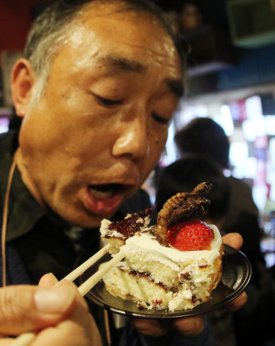 Entomophagy Event in Tokyo Celebrate Christmas December 24, 2016, Tokyo, Japan   A man eats a piece of a Christmas cake decorated with insects such as cicades and mealworms at a Christmas party to eat insect foods in Tokyo on Saturday, December 24, 2016. Some 30 people gathered to eat insect foods on the Christmas Eve as UN FAO reported that eating insects could help boost nutrition and reduce pollution.   Photo by Yoshio Tsunoda AFLO  LWX  ytd 