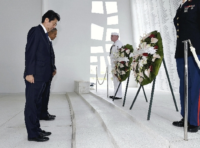 Prime Minister Abe and U.S. President Barack Obama offer flowers and observe a moment of silence at the Arizona Memorial in Pearl Harbor, Hawaii, U.S. Prime Minister Shinzo Abe and President Barack Obama  back  offer flowers and stand in silence at the Arizona Memorial in Pearl Harbor, Hawaii, U.S. Representative photo taken at 11:18 a.m. on December 27, 2016  Kyodo News . Published in the evening edition the same day On the morning of December 27  morning of December 28, Japan time , Prime Minister Abe and U.S. President Barack Obama visited Pearl Harbor on the U.S. island of Oahu, Hawaii, to pay their respects to the victims of the 1941 attack on Pearl Harbor by the former Japanese military. This was the first time that the leaders of the United States and Japan visited Pearl Harbor together to pay their respects. At the Arizona Memorial Hall, which stands on the battleship Arizona, which was sunk in the attack on Pearl Harbor, the two leaders offered flowers to the wall with the names of the victims engraved on it and observed a moment of silence.