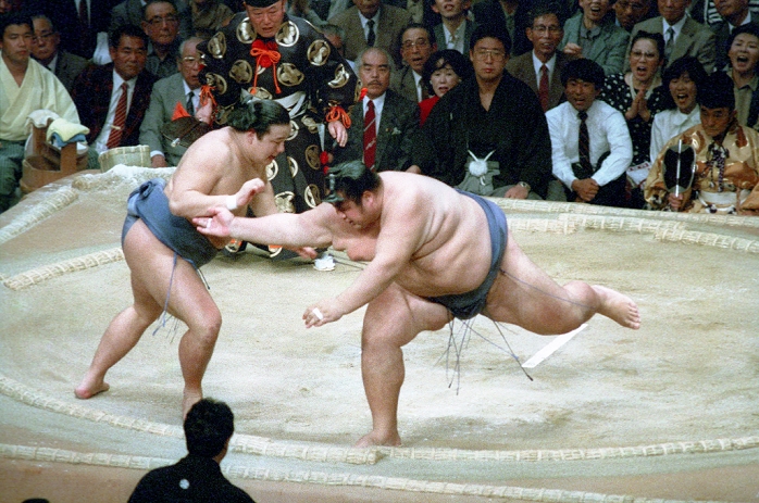 professional sumo wrestling Sumo Tournament, Kyushu, 3rd day, Nishi Sekiwake Gyakaboko  oshidashi , Nishi Yokozuna Onokuni Gyakaboko  left , who was in a position to get out of the way, was reeled in, but he timed it well and was able to outwit Onokuni  right  and win his third straight match, beating one Yokozuna and two Ozekis. Center