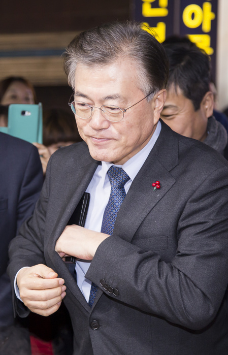 South Korea s Next Presidential Candidate Moon Jae in visits markets Moon Jae In, Jan 3, 2017 : A former head of South Korea s opposition Democratic Party Moon Jae In visits a fish cakes store at a market in Seoul, South Korea. Moon is a front runner in the upcoming presidential election of South Korea. The election was originally scheduled for December this year but it could take place earlier if the Constitutional Court upholds the impeachment of President Park Geun Hye. Park was impeached on December 9, 2016 over a corruption scandal centering on her longtime confidante Choi Soon Sil.  Photo by Lee Jae Won AFLO   SOUTH KOREA 