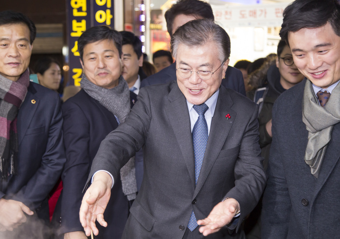 South Korea s Next Presidential Candidate Moon Jae in visits markets Moon Jae In, Jan 3, 2017 : A former head of South Korea s opposition Democratic Party Moon Jae In  C  visits a fish cakes store at a market in Seoul, South Korea. Moon is a front runner in the upcoming presidential election of South Korea. The election was originally scheduled for December this year but it could take place earlier if the Constitutional Court upholds the impeachment of President Park Geun Hye. Park was impeached on December 9, 2016 over a corruption scandal centering on her longtime confidante Choi Soon Sil.  Photo by Lee Jae Won AFLO   SOUTH KOREA 