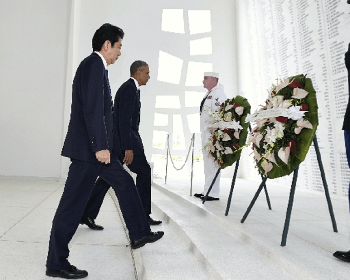 Prime Minister Abe Visits Hawaii Memorial at Arizona Memorial U.S. President Barack Obama  back  and Japanese Prime Minister Shinzo Abe go to the Arizona Memorial in Pearl Harbor, Hawaii, U.S., to offer flowers at 11:17 a.m. on April 27  photo by Kyodo News representative .
