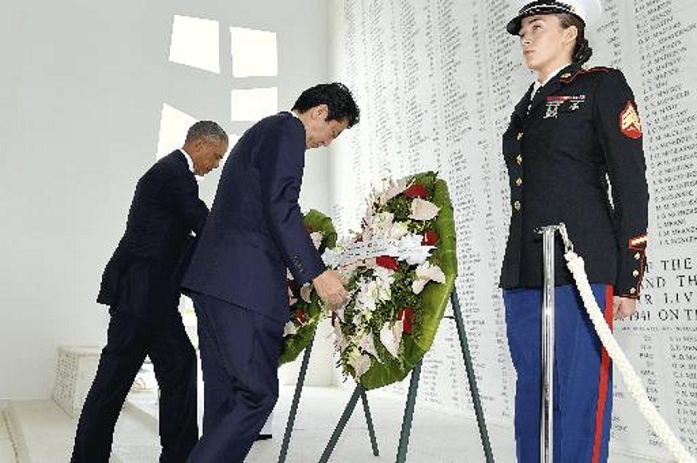 Prime Minister Abe Visits Hawaii Memorial at Arizona Memorial Prime Minister Abe visits the Arizona Memorial with U.S. President Barack Obama  left  and offers flowers at Pearl Harbor, Hawaii, at 11:17 a.m. on April 27  Kyodo News representative photo .