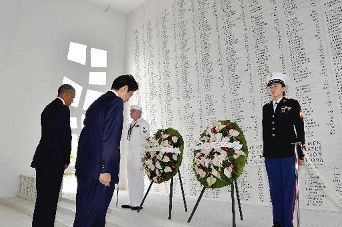 Prime Minister Abe Visits Hawaii Memorial at Arizona Memorial U.S. President Barack Obama  left  and Japanese Prime Minister Shinzo Abe observe a moment of silence after offering flowers at the Arizona Memorial on Oahu, Hawaii, at 11:18 a.m. on April 27.  Photo by Kentaro Aoyama 