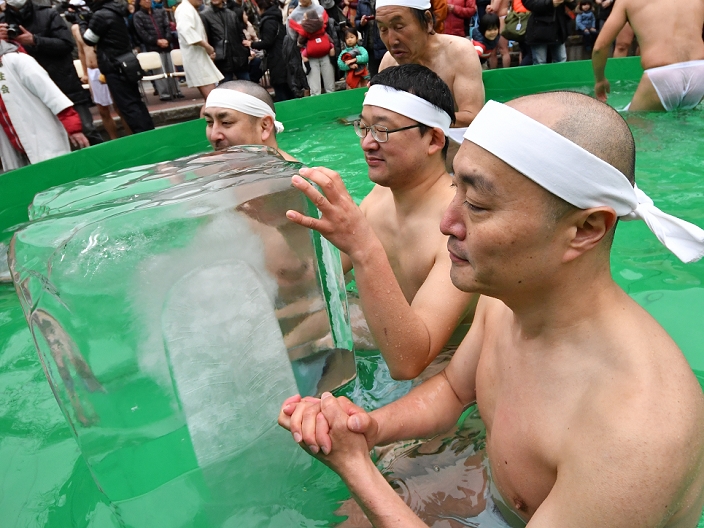 Teppozu Kanchu Misogi  New Year s Ceremony  New Year s annual ritual January 8, 2017, Tokyo, Japan   As if to say it s not cold enough, blocks of solid ice are added to already freezing cold water during a new year Practitioners of Shinto, a Japanese ethnic religion focusing on ritual practices to be carried out diligently, immerse themselves in icy water under the frigid temperatures in the purification ritual, believed to cleanse the spirit or just to show off their bravery and endurance.  Photo by Natsuki Sakai AFLO  AYF  mis 