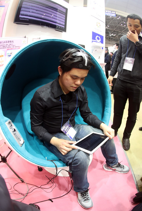 3rd Wearable EXPO The latest technologies and devices all in one place  January 18, 2017, Tokyo, Japan   A student of Osaka University demonstrates the newly developed electroencephalograph  EEG  headset to analyze user s feeling when the user listen to a music at the Wearable Device Technology Expo in Tokyo on Wednesday, January 18, 2017. Osaka University and Degital Medic developed the device for the music therapy and also compose the music with the EEG device.    Photo by Yoshio Tsunoda AFLO  LWX  ytd 
