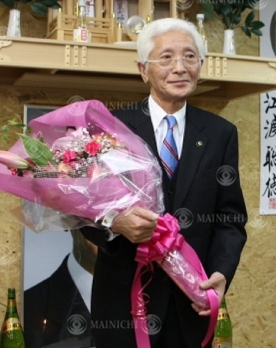 Hisashi Oyamada, independent, ran unopposed for mayor of Towada, Aomori, Japan. Hisashi Oyamada, who was elected unopposed, smiles as he receives a bouquet of flowers at his office in Towada City.