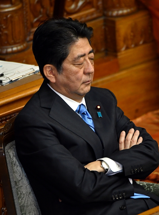 Tongue Fighting Begins in the Regular Diet Session Representative Question from the House of Councillors January 24, 2017, Tokyo, Japan   Japan s Prime Minister Shinzo Abe contemplates as he is asked questions by Renho  single name , leader of the Japan s Prime Minister Shinzo Abe contemplates as he is asked questions by Renho  single name , leader of the opposition Democratic Party, during a question and answer session in the Diet s upper chamber in Tokyo on Tuesday, January 24, 2017. The ordinary session of the Diet started for 150 days on Monday. Photo by Natsuki Sakai AFLO  AYF  mis 