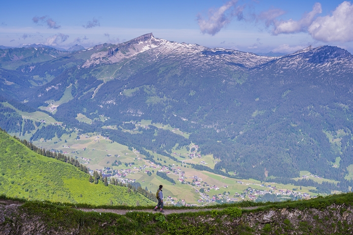 Austria, Vorarlberg, Allgaeu Alps, Panorama from Fellhorn over Little Walser Valley to mountain Hoher Ifen, hiker on hiking trail