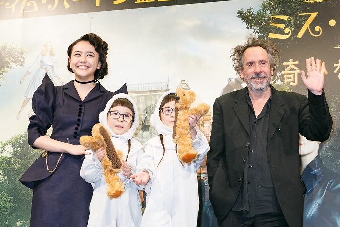 Director Tim Burton appears at a press conference in Japan for his new film. Airi Matsui, Rinka, Anna, Tim Burton, Jan 31, 2017 :  L to R  Japanese actress Airi Matsui, Anna and Rinka pose for cameras alongside director Tim Burton during a press conference for his film Miss Peregrine s Home for Peculiar Children on January 31, 2017 in Tokyo, Japan. fantasy film based on a novel by Ransom Riggs stars Eva Green and opens in Japan on February 3rd.