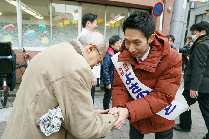 2017 Chiyoda Ward Mayor Election Yosano campaigned for Liberal Democratic Party candidate Makoto Yosano shakes hands with supporters during a campaign event for Tokyo s Chiyoda Ward mayoral election on February 1, 2017, Tokyo, Japan. Yosano, who is the nephew of former Finance Minister Kaoru Yosano, is running as LDP candidate for the mayoral election in Tokyo s Chiyoda Ward, which will be held on February 5.  Photo by Rodrigo Reyes Marin AFLO 