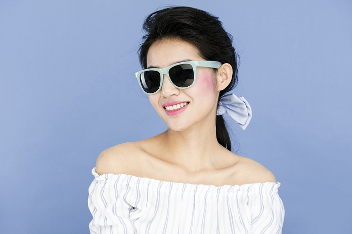 Portrait of young smiling woman in sunglasses