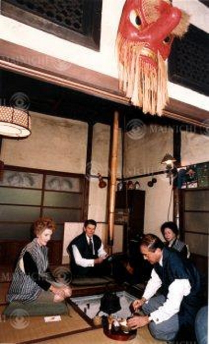 U.S. President Ronald Reagan Visits Japan  November 11, 1983  President Reagan and Mrs. Ronald Reagan, U.S. President, with Prime Minister Nakasone, right, at the hearth edge, and his wife, Tsutako, right, behind them, Prime Minister Yasuhiro Nakasone, making tea by the alighting table. At Seiundo, Hinode Villa, Hinode cho, Tokyo, Japan, November 11, 1983 Photo taken November 11, 1983