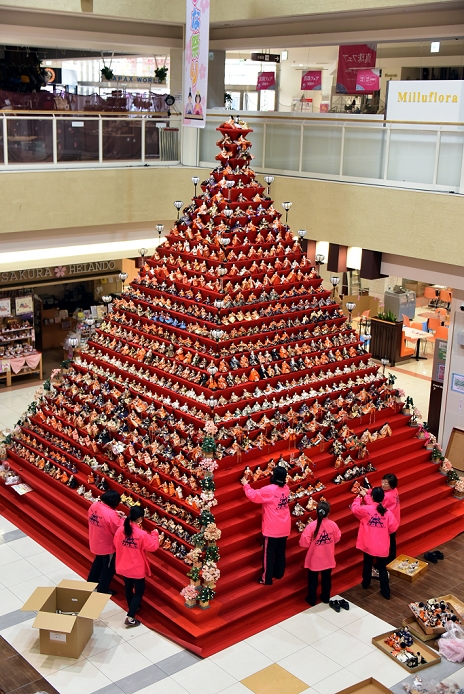 Konosu Surprise Hina Festival Preparations begin at Konosu City Hall February 16, 2017, Konosu, Japan   Workers and volunteers start arranging ornamental dolls on a red carpeted pyramid as the City of Konosu, north of Tokyo, prepares for an annual feast of dolls on Thursday, February 16, 2017. Twenty workers are joined by 50 volunteers in arranging 1,800 dolls on the 31 tier seven meter tall pyramid for the official Doll Festival starting Friday. Konosu is known for production of Japanese dolls.  Photo by Natsuki Sakai AFLO  AYF  mis 