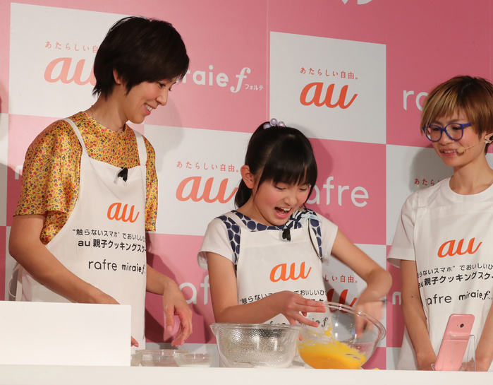  Caution Mom  Friendly Smartphones au PR event in Tokyo March 2, 2017, Tokyo, Japan   Japanese actress Marina Watanabe  L  and Rio Suzuki bake a roll cake using a cooking app of the new smart phone  rafre , produced by Kyocera in Tokyo on Thursday, March 2, 2017. The new handset features a hand gesture sensor which enablees to scroll display without touching screen.     Photo by Yoshio Tsunoda AFLO  LwX  ytd 