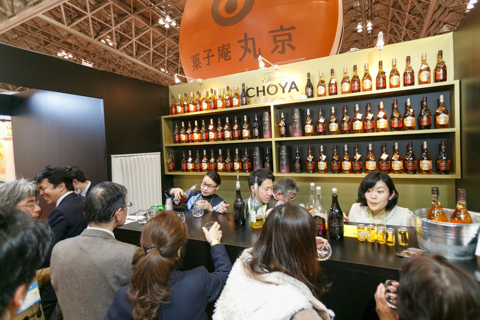 FOODEX JAPAN 2017 International Food and Beverage Exhibition at Makuhari Visitors drink Japanese umeshu  plum liqueur  The Choya at the 42nd International Food and Beverage Exhibition  FOODEX JAPAN 2017  in Makuhari Messe International Convention Complex on March 8, 2017, Chiba, Japan. About 3,282 companies from 77 nations are participating in the Asia s largest food and beverage trade show. This year organizers expect 77,000 visitors for the four day event, which runs until March 10.  Photo by Rodrigo Reyes Marin AFLO 