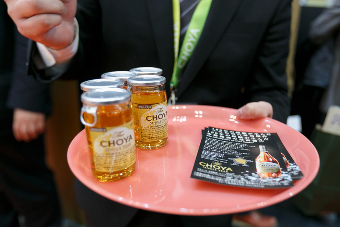 FOODEX JAPAN 2017. International Food and Beverage Exhibition in Makuhari An exhibitor gives Japanese umeshu  plum liqueur  The Choya to visitors at the 42nd International Food and Beverage Exhibition  FOODEX JAPAN 2017  in Makuhari Messe International Convention Complex on March 8, 2017, Chiba, Japan. About 3,282 companies from 77 nations are participating in the Asia s largest food and beverage trade show. This year organizers expect 77,000 visitors for the four day event, which runs until March 10.  Photo by Rodrigo Reyes Marin AFLO 