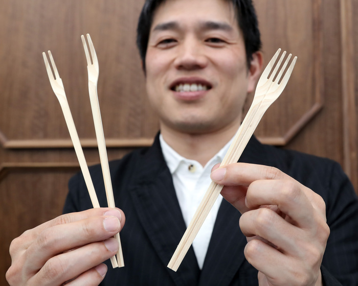 ANA Supports Monozukuri WonderFLY  Project March 9 2017, Tokyo, Japan   Jun Takagi, London based product designer displays a wooden fork which can transform to a pair of chopsticks  Split Fork   Chopsticks  at a presentation of All Nippon Airways  ANA  crowdfunding  WonderFLY  in Tokyo on Thursday, March 9, 2017. ANA launched crowdfunding platform from last year and they announced award winning unique products.     Photo by Yoshio Tsunoda AFLO  LwX  ytd 