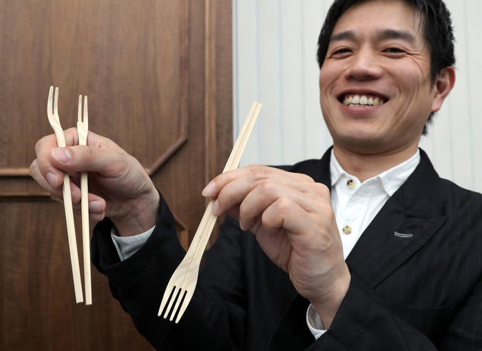 ANA Supports Monozukuri WonderFLY  Project March 9 2017, Tokyo, Japan   Jun Takagi, London based product designer displays a wooden fork which can transform to a pair of chopsticks  Split Fork   Chopsticks  at a presentation of All Nippon Airways  ANA  crowdfunding  WonderFLY  in Tokyo on Thursday, March 9, 2017. ANA launched crowdfunding platform from last year and they announced award winning unique products.     Photo by Yoshio Tsunoda AFLO  LwX  ytd 